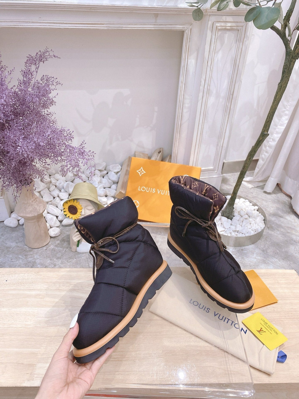 PILLOW COMFORT ANKLE BOOTS IN BLACK NYLON