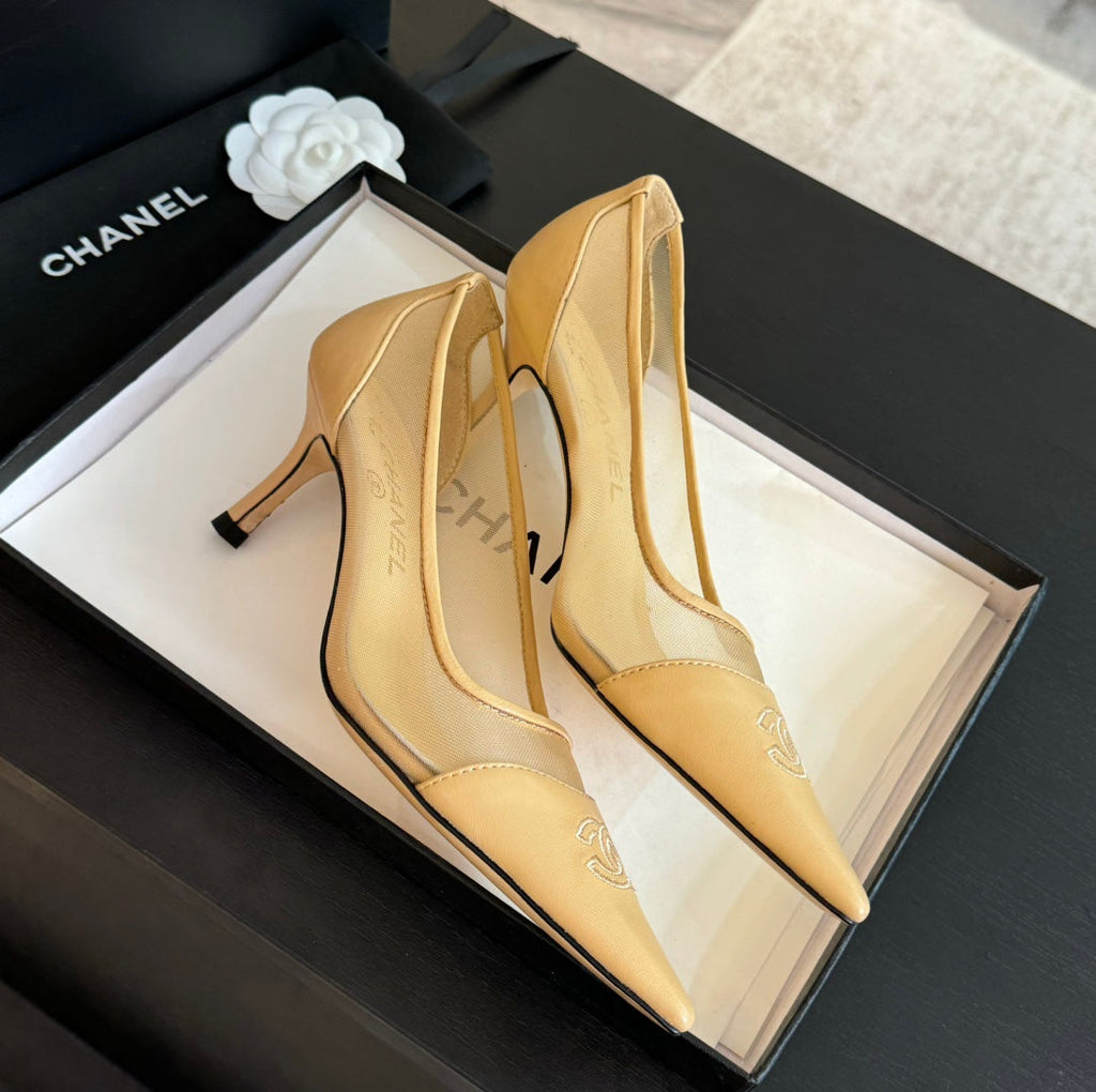 MESH LOGO HEELS IN BEIGE LAMBSKIN